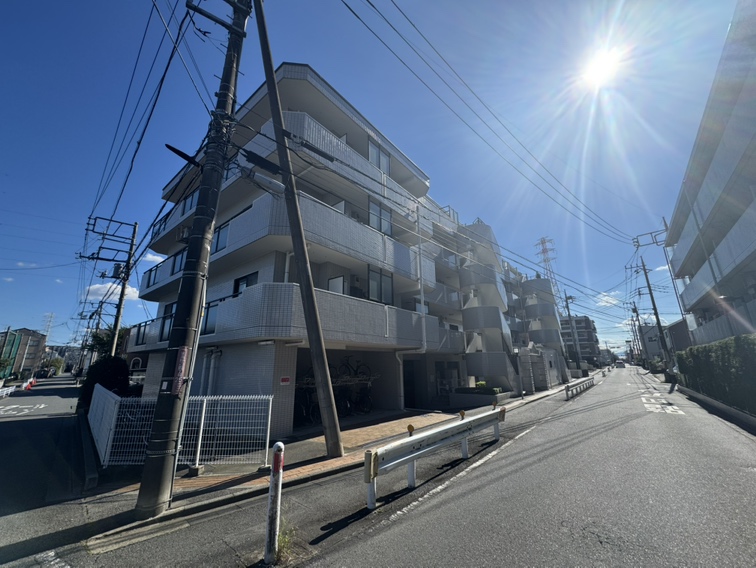【現地外観写真】前面道路は歩道・車道ともに整備されています。ガードレールが設置されているので、小さなお子様との歩行もスムーズにできそうです。