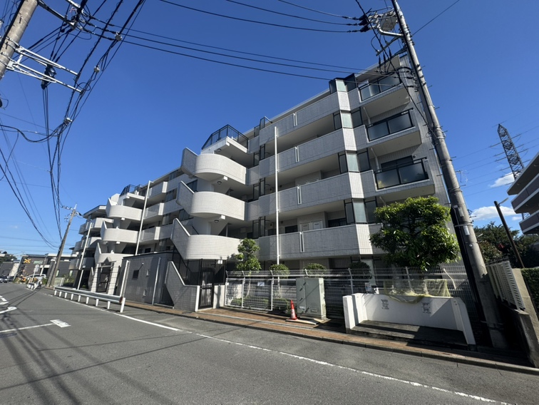 【現地外観写真】ご家族で長い時間を過ごすLDKは、南東側のバルコニーに面した明るい空間です。ゆったりと、ご家族団らんの時間をお過ごしいただけます。