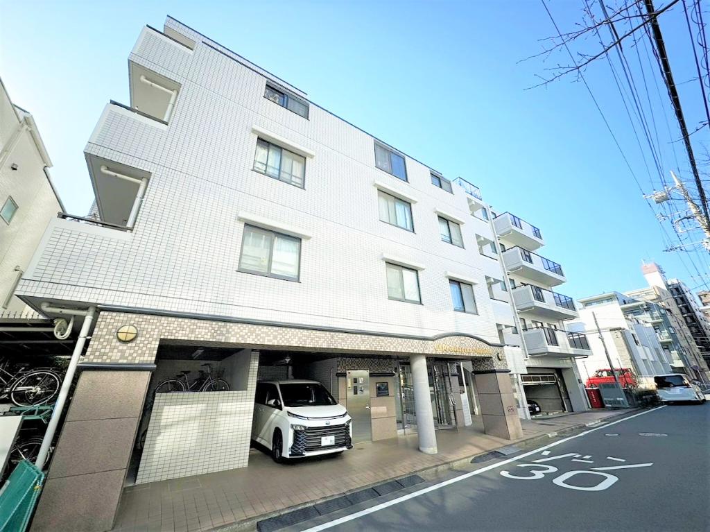 【現地外観写真】共用部には、モニター付きオートロックシステムが搭載されています。訪問者の顔を確認してから応対することができるので、防犯対策に期待できます。
