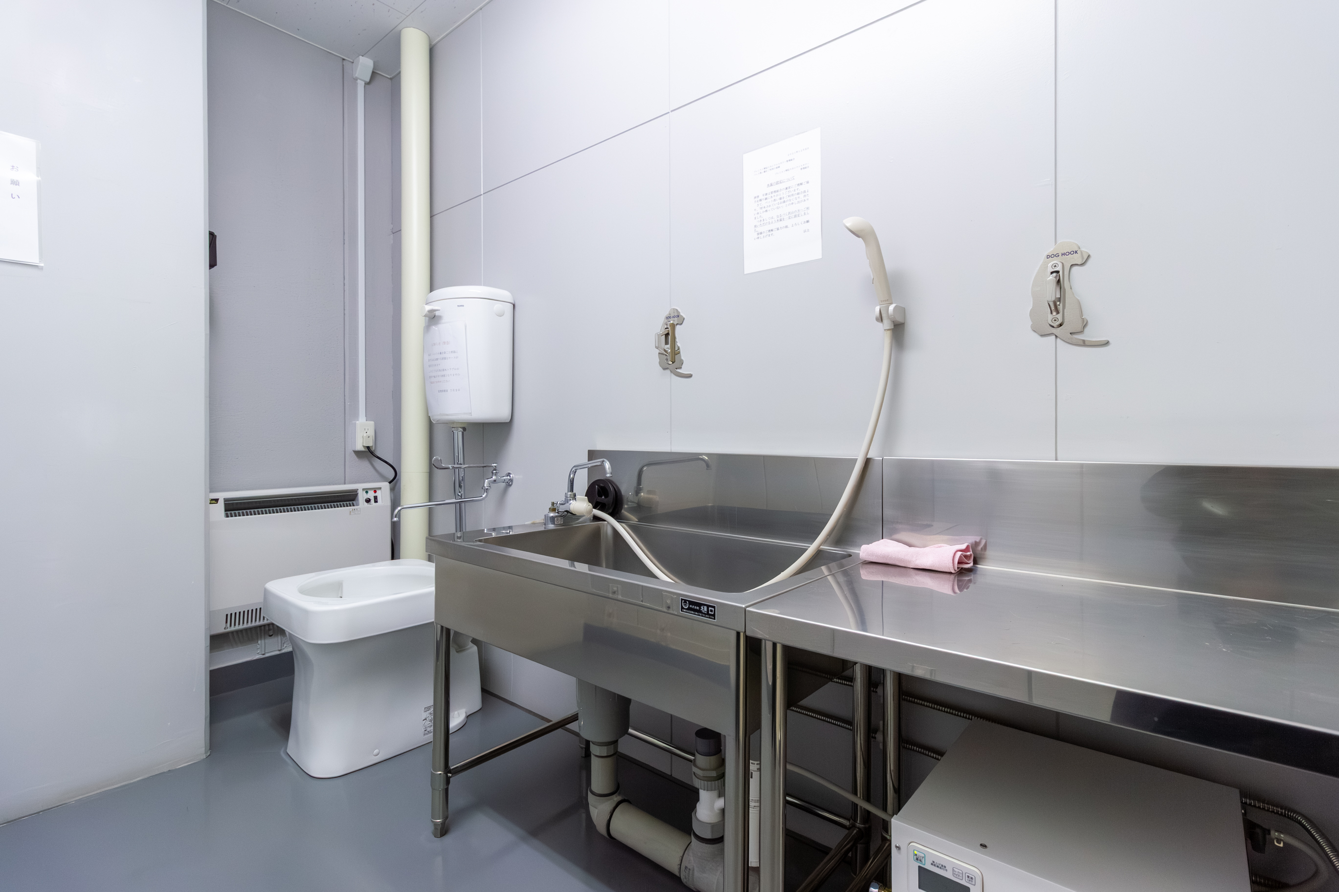 ペット足洗い場はペットの散歩帰りに気軽に利用できる1階に設置。汚物流し、シンク、混合水栓を完備しております。