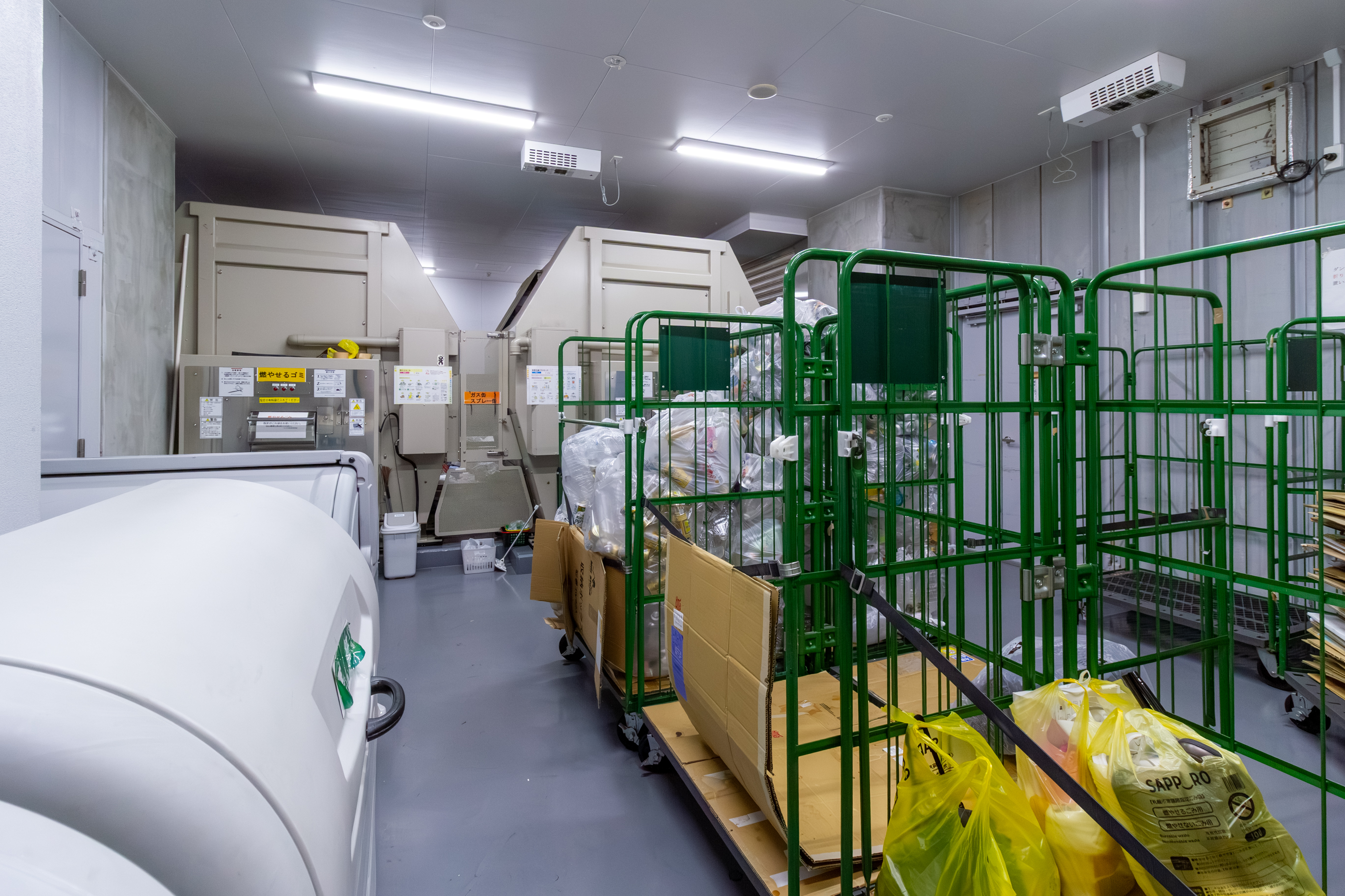 1階屋内のゴミステーションは雨や風にあたることなく、24時間いつでもゴミ出しができます
