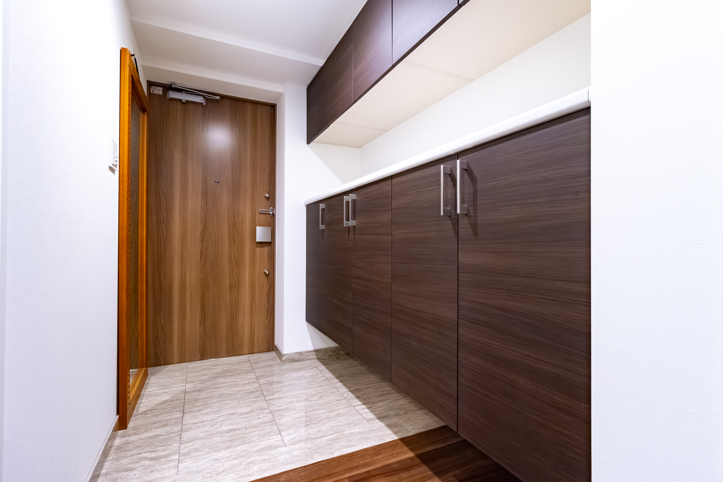 二の字タイプのシューズボックスで使いやすく収納量を確保しながら圧迫感は少ない玄関になっています。