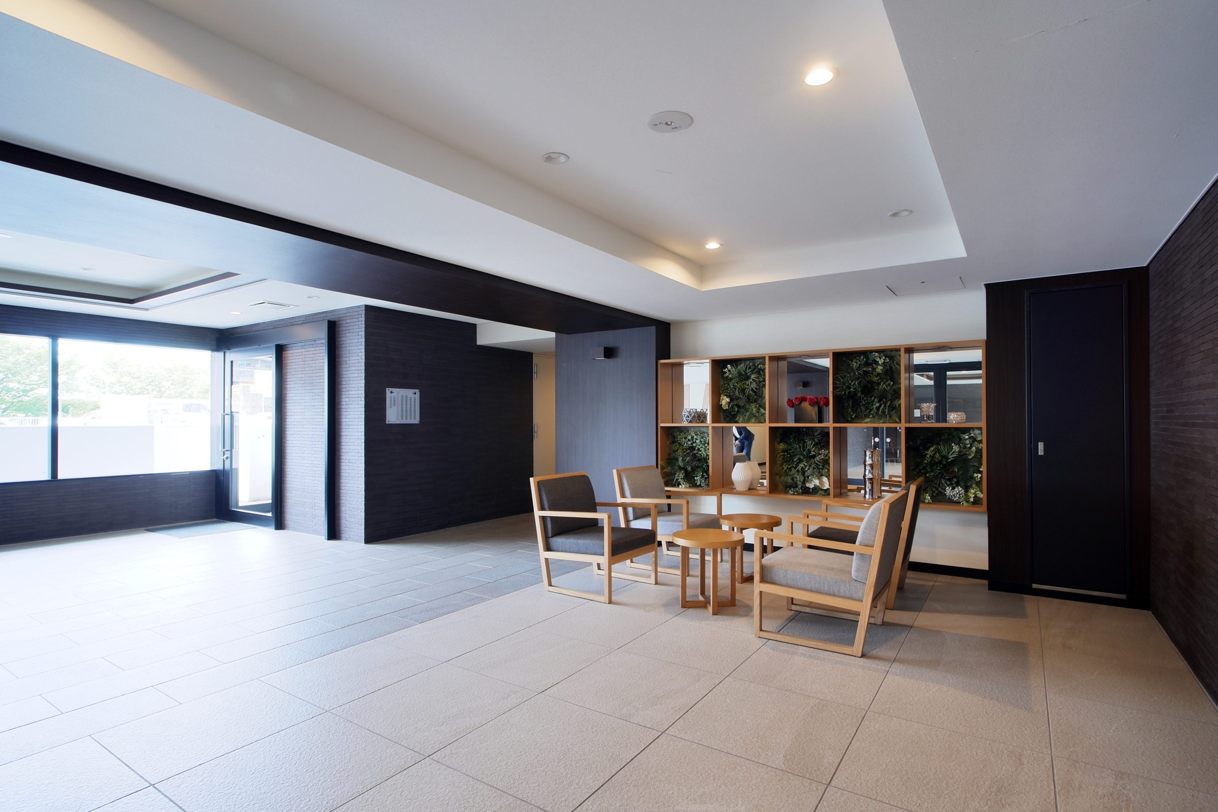 駐車場側へ出ることができるサブエントランスもあります