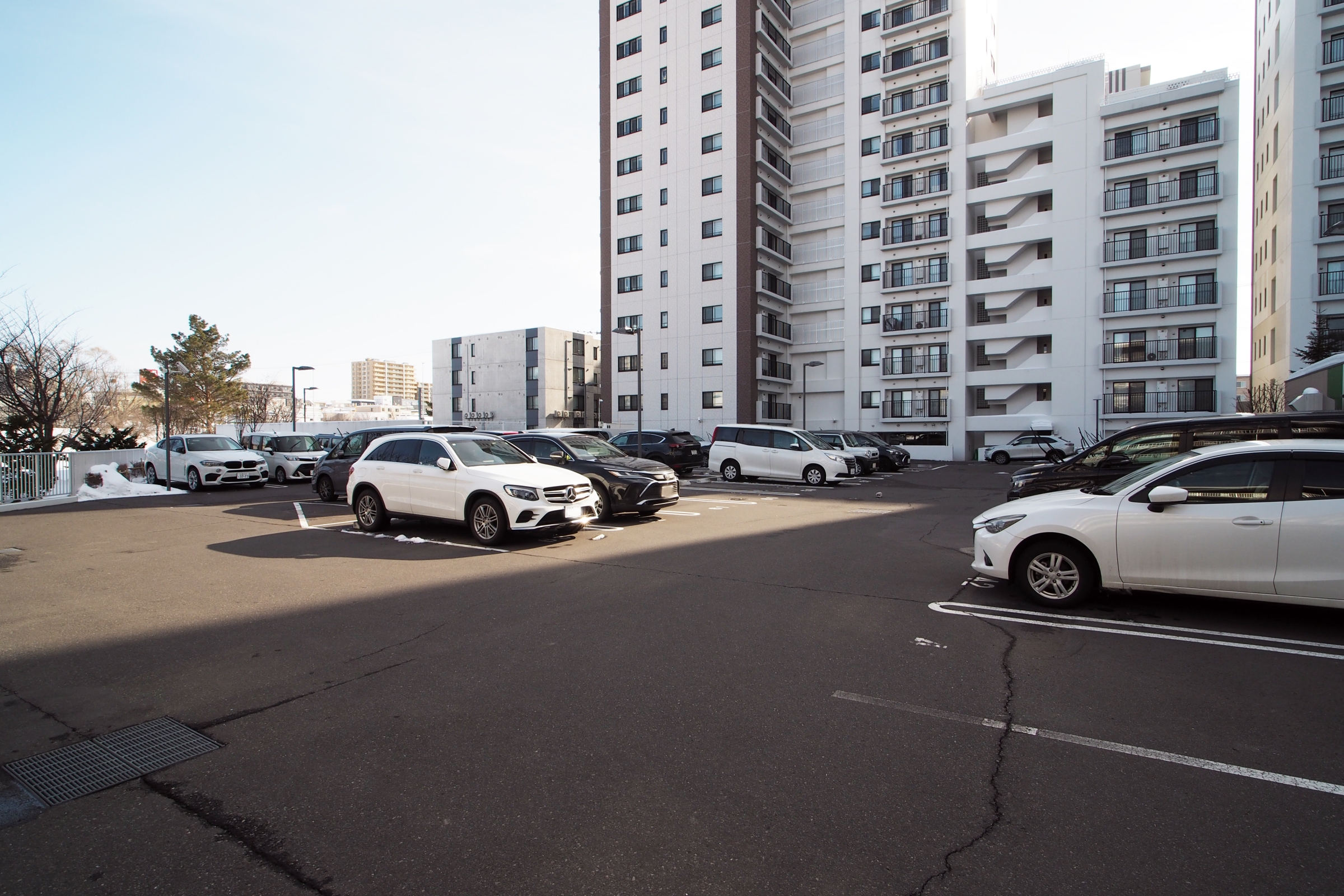 敷地内の駐車場や通路はロードヒーティング敷設で冬も足元が安心です（駐車場は現在空きがありません）