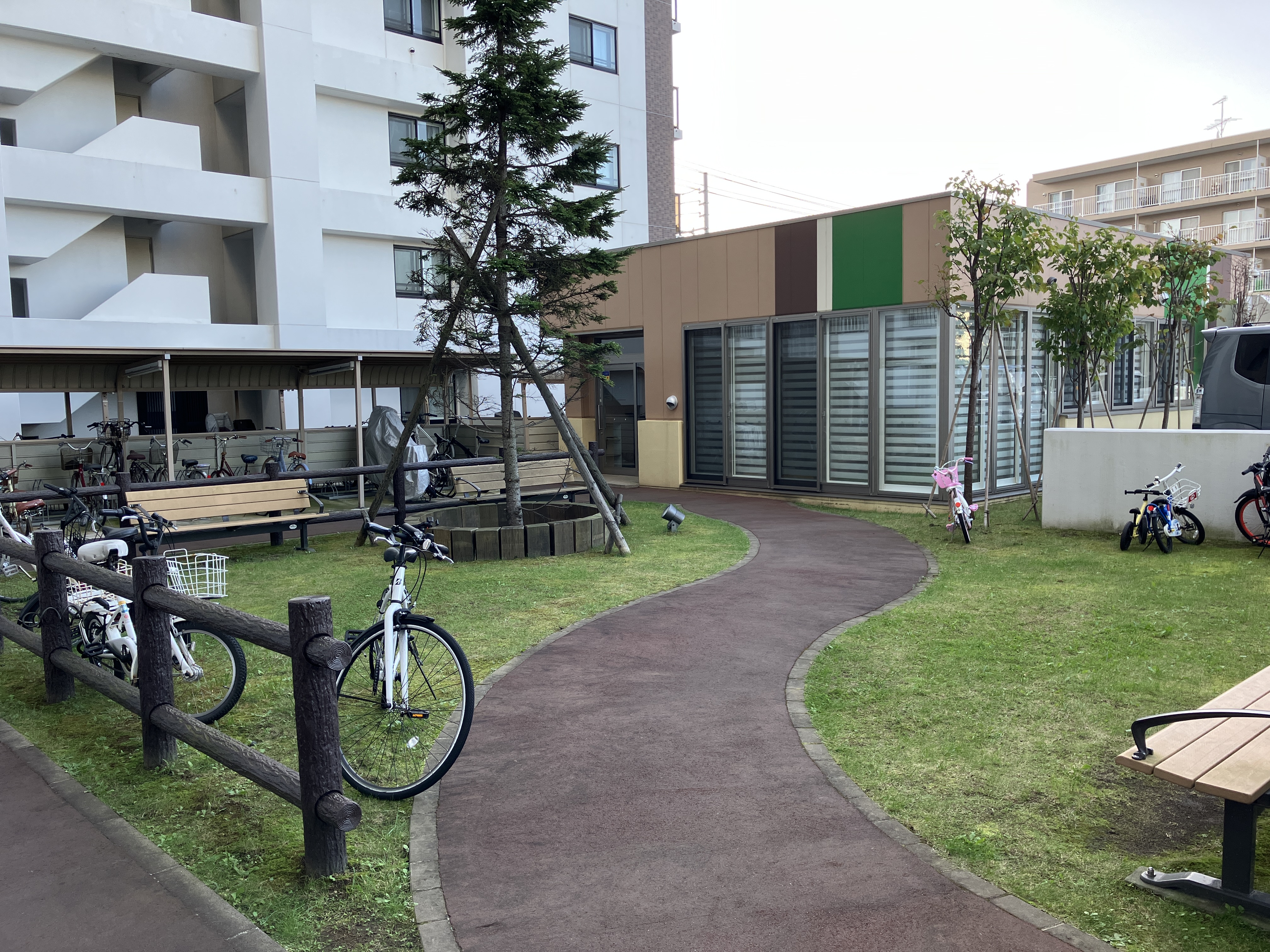 敷地内にあるコミュニティラウンジとコミュニティパーク。ラウンジ内には専用キッチンも完備しています。