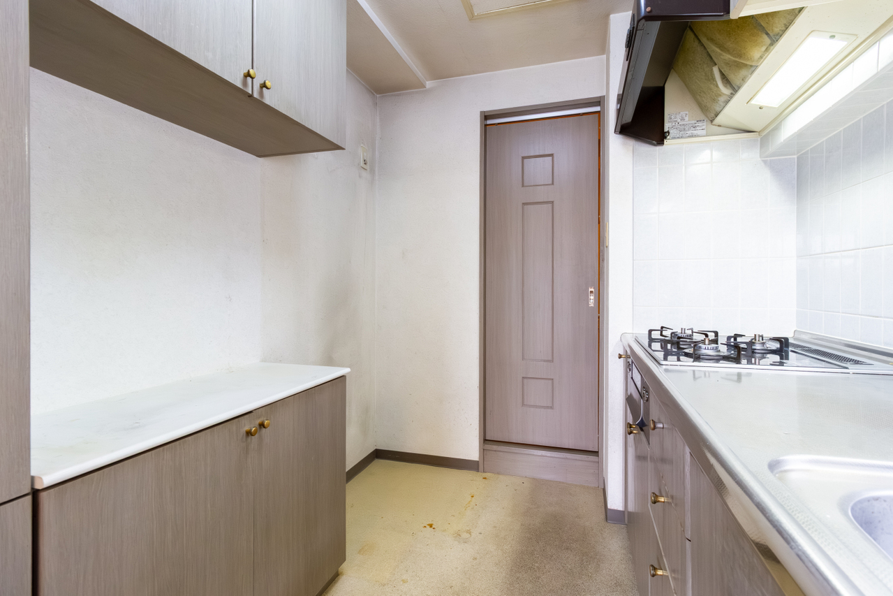 大型のカップボードには、電子レンジや炊飯器などの家電などを置くことができるタイプです。