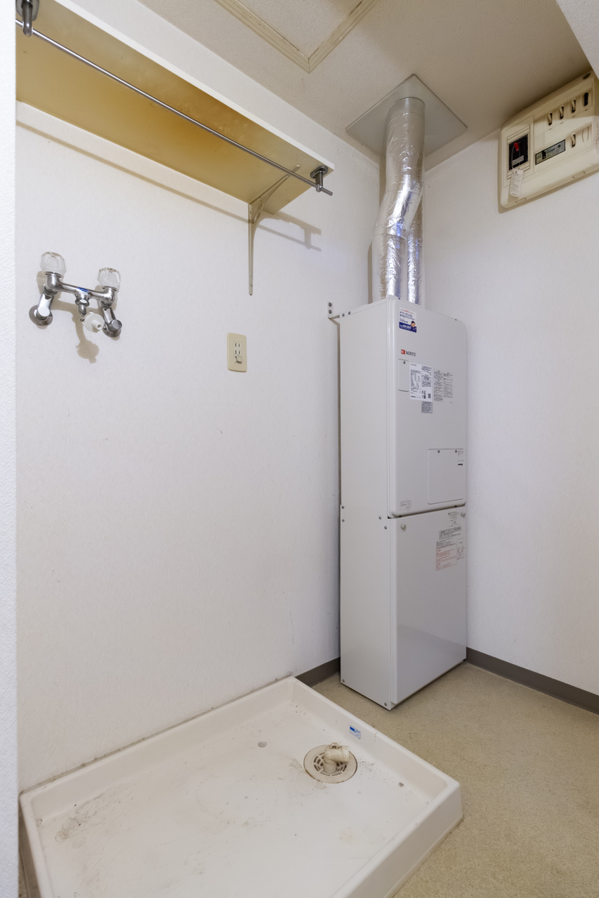 洗濯機置き場と給湯器。給湯器は2023年製ですので、まだまだ使用することができます。