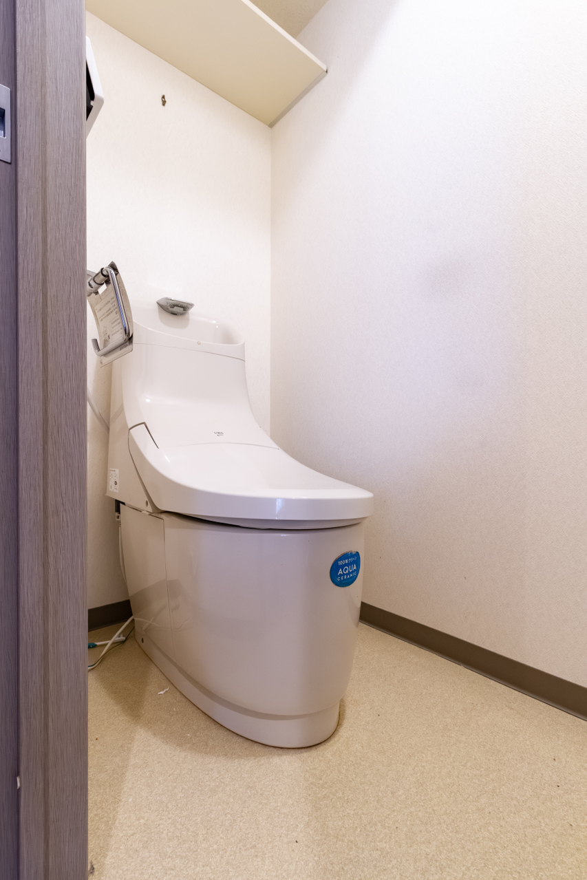 トイレは上部に棚があり、トイレットペーパーや掃除用具などを収納することができます。