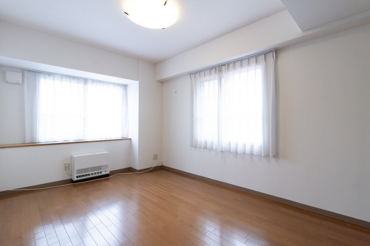 約7.2帖洋室。二面採光の明るくて開放的なお部屋です。