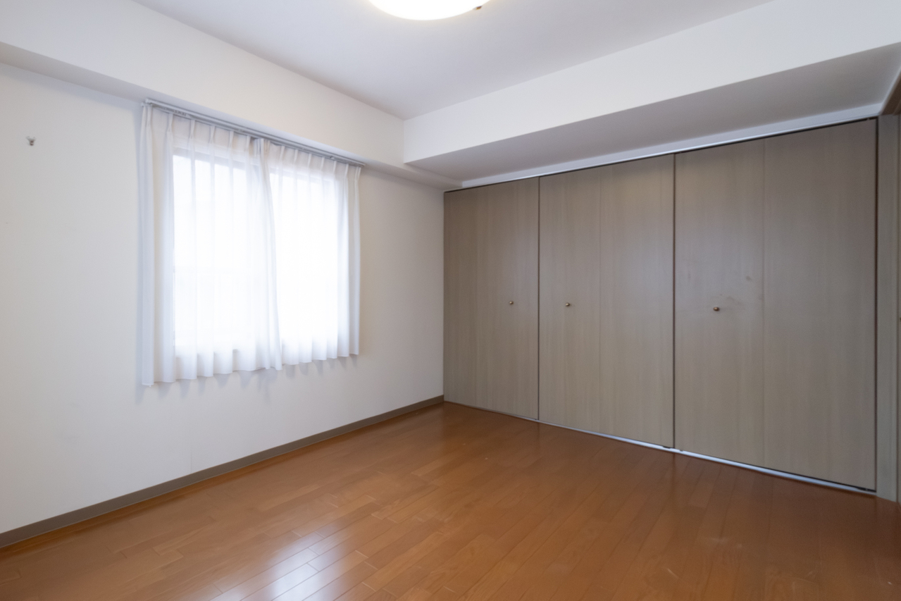 約7.2帖洋室。大型のクローゼットがありますので、荷物の多い方でも安心の収納力です。