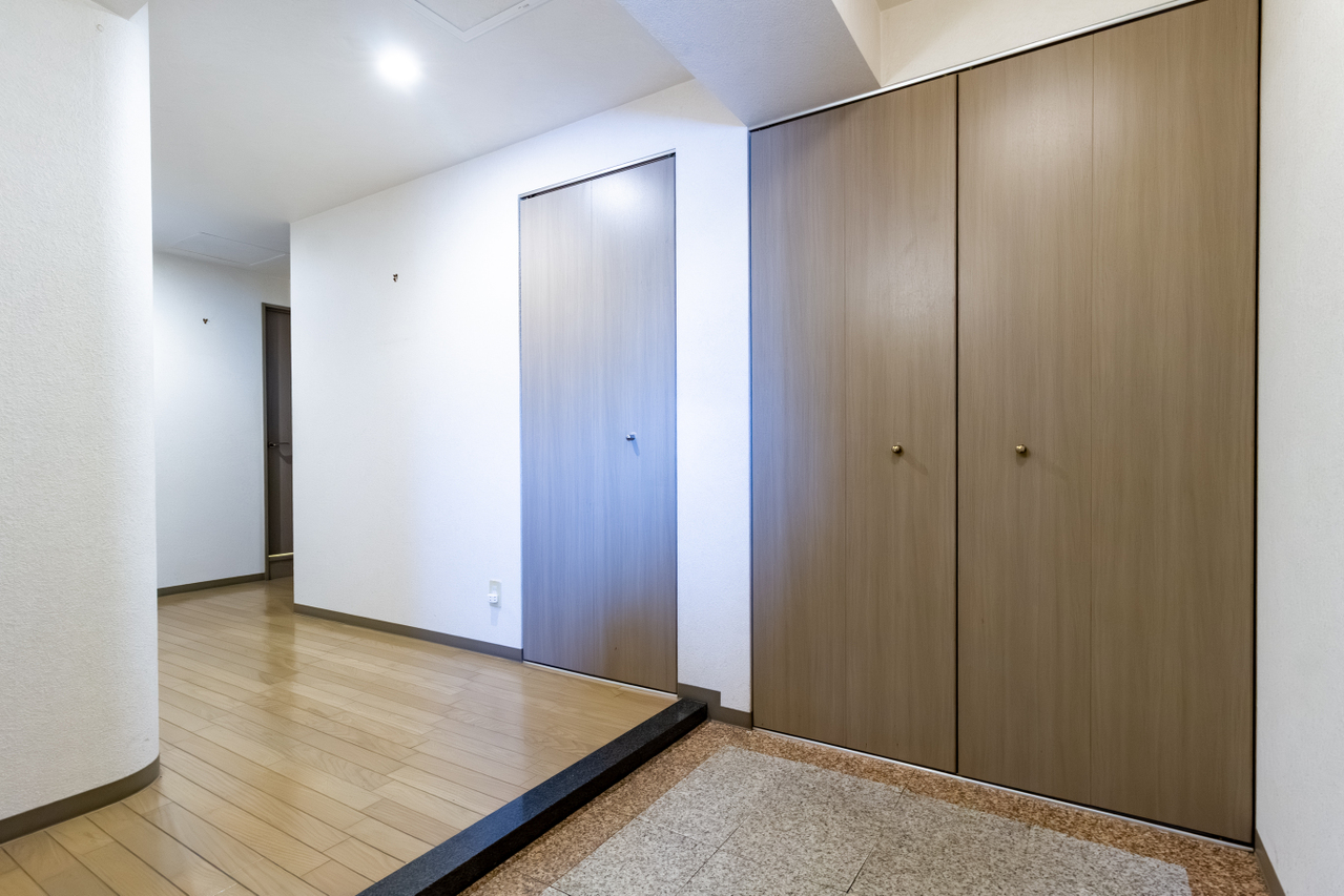 とても広くゆったりとした玄関です。天井まであるシューズボックス、ホールにも収納があり大容量です。