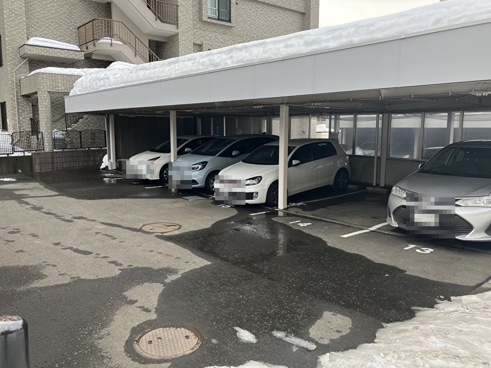 屋根付きの屋内駐車場完備です。敷地内空きあります。月額10000円。