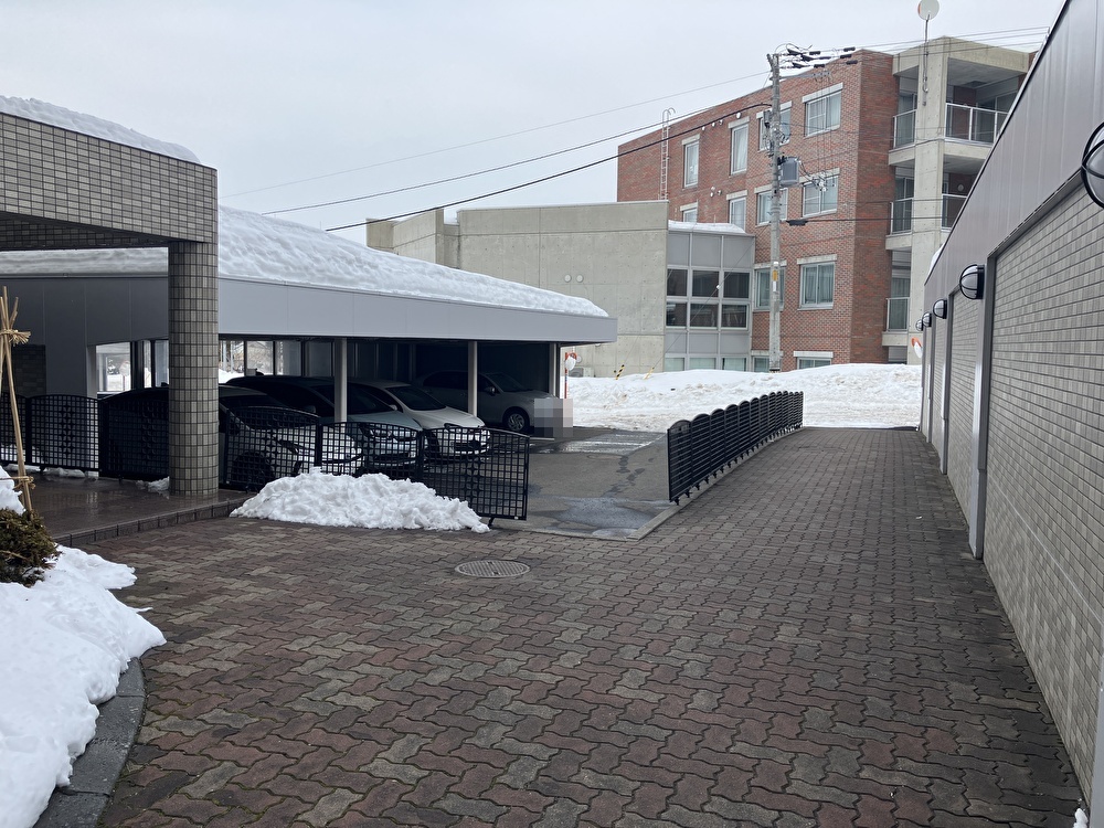 エントランスから駐車場へのアプローチへは階段とスロープの両方があります。