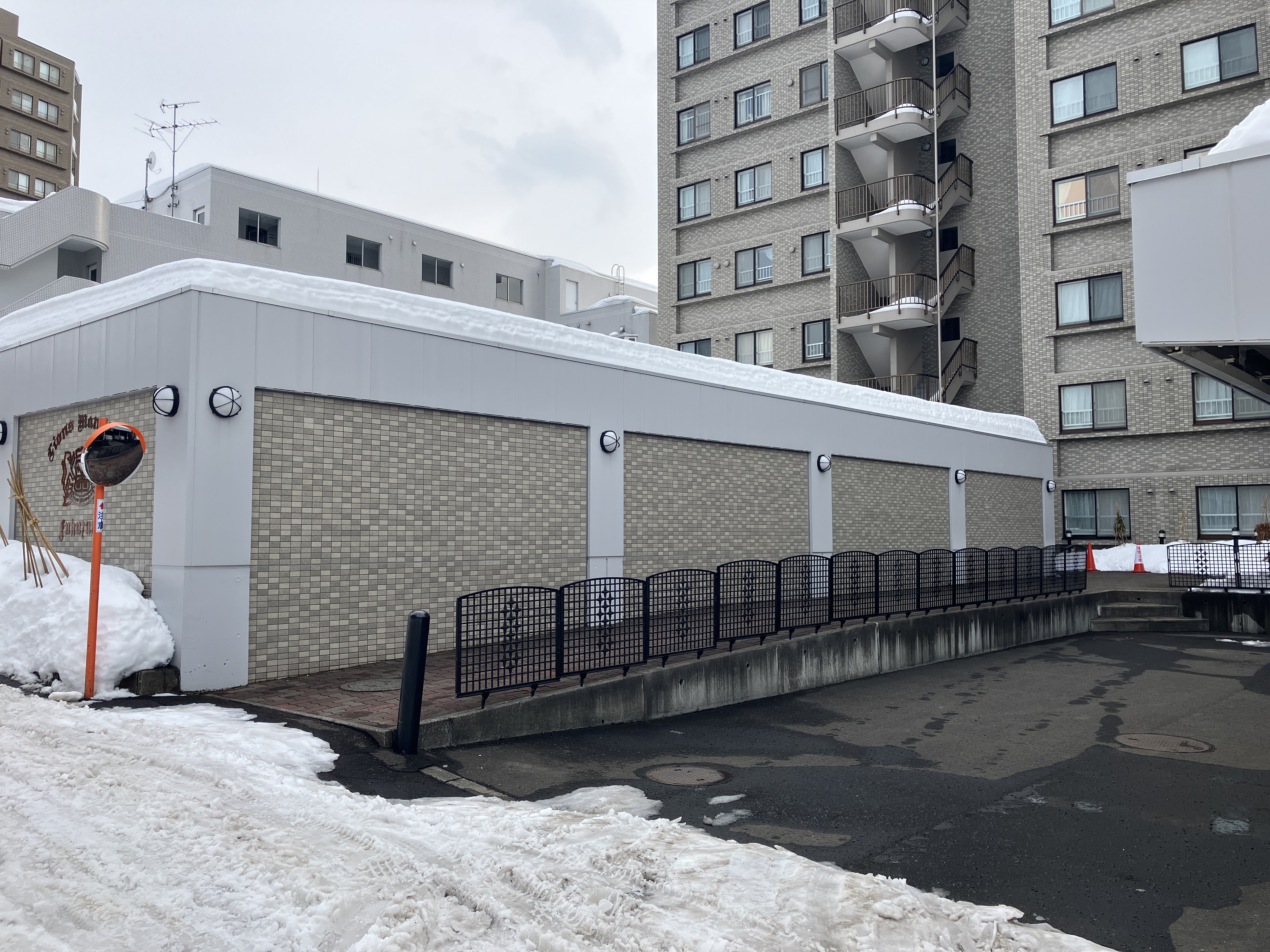 エントランスまで段差なく向かうことができスロープもありますので、車いすやベビーカーも安心です。