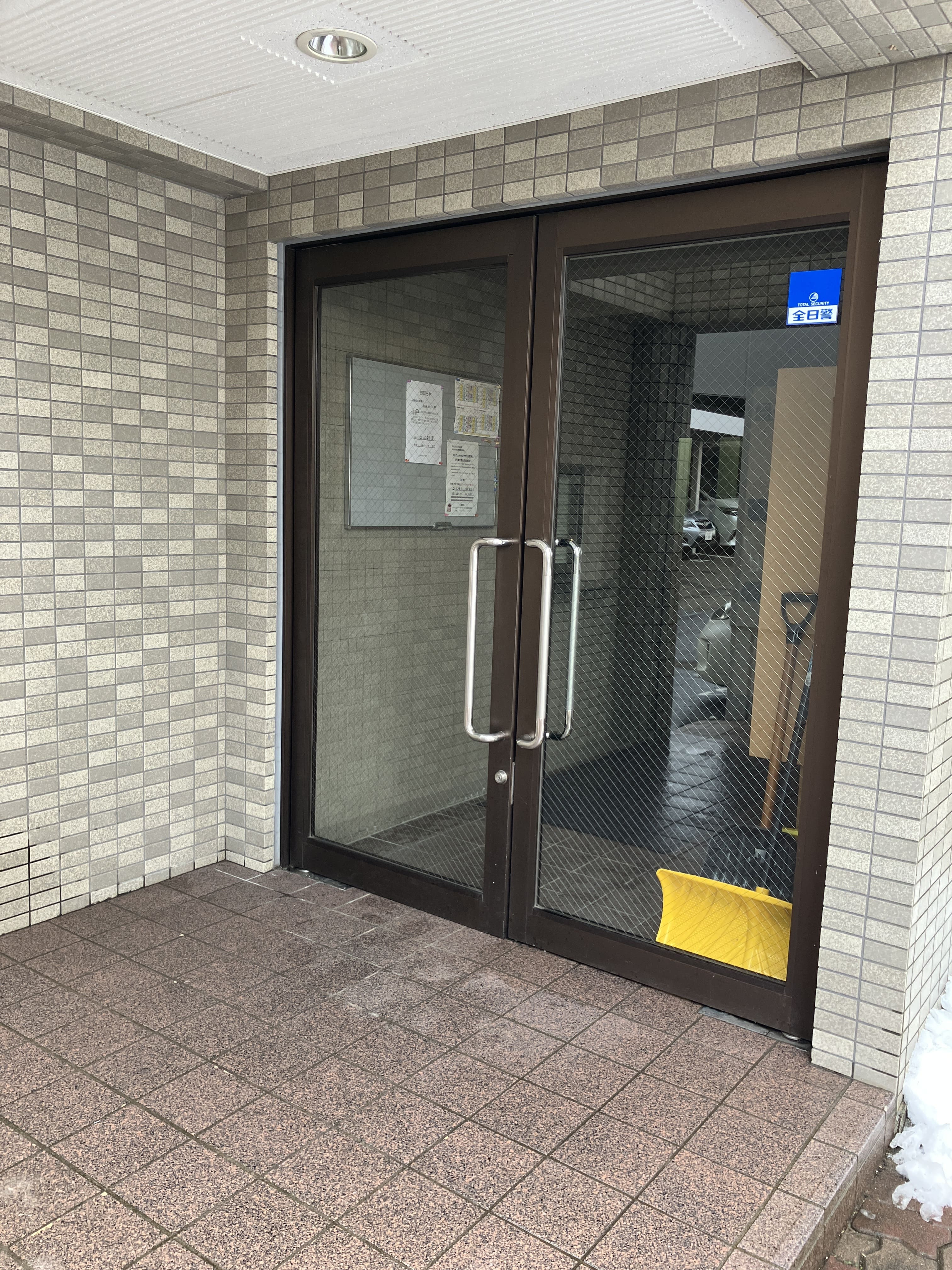 エントランスです。管理人室もあり、防犯面でも安心です。