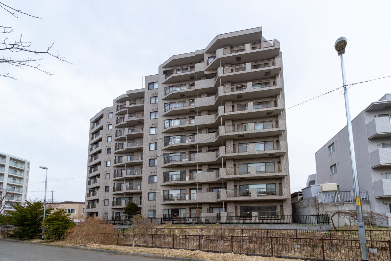 南西側から見た建物外観です