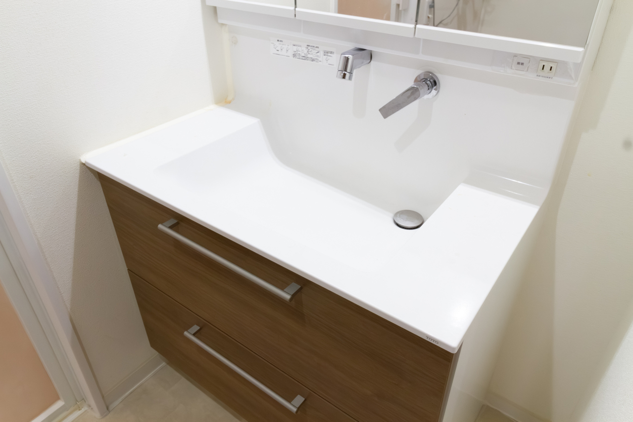 洗面ボウルはお手入れのしやすいカウンタボウル一体型です。水栓部分に水垢が溜まりにくく水垢やぬめりが発生しにくい設計です。