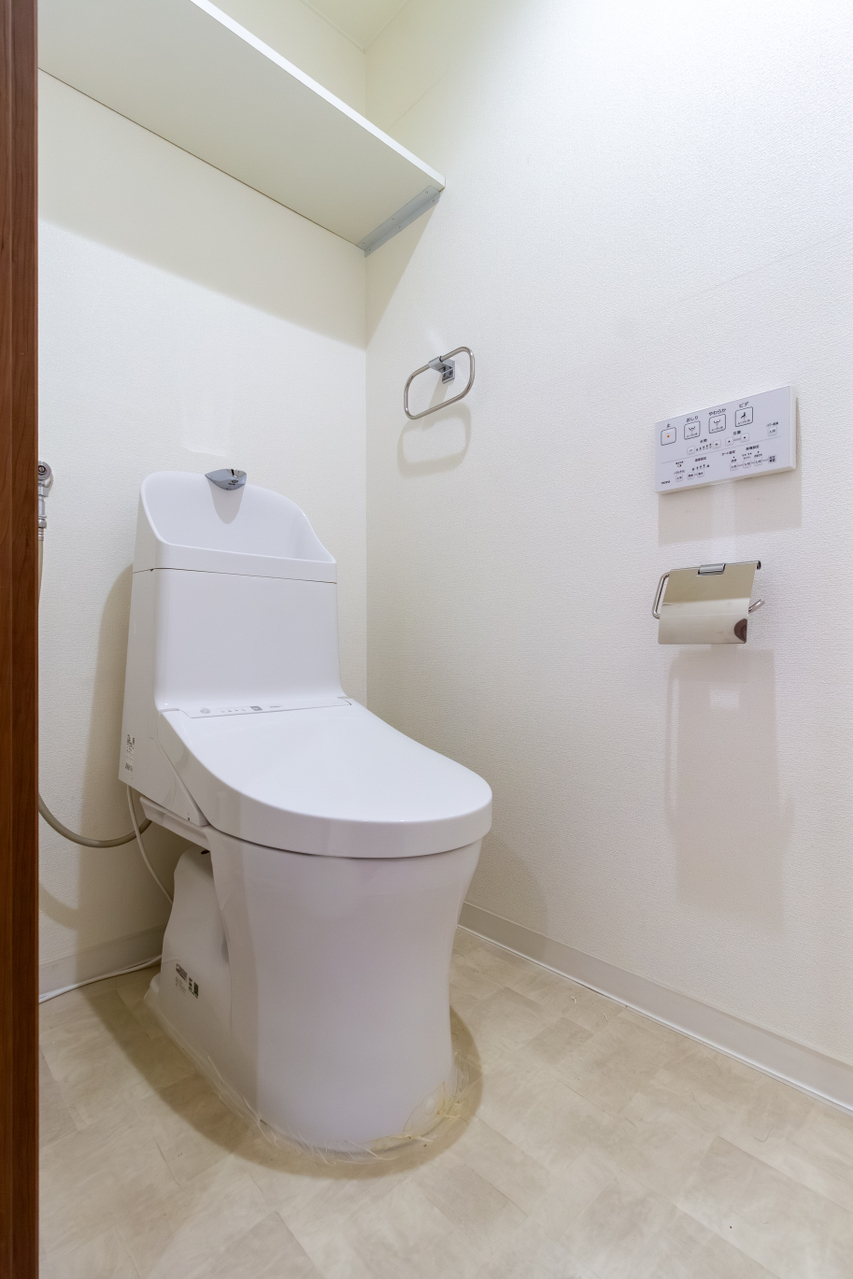 トイレは2022年製・温水洗浄便座付きです