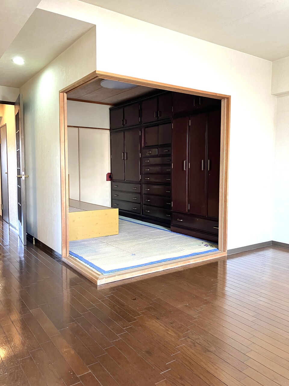6帖の和室。和室を洋室にリフォームすることも可能です。奥には押入れがありますので、収納も十分です。