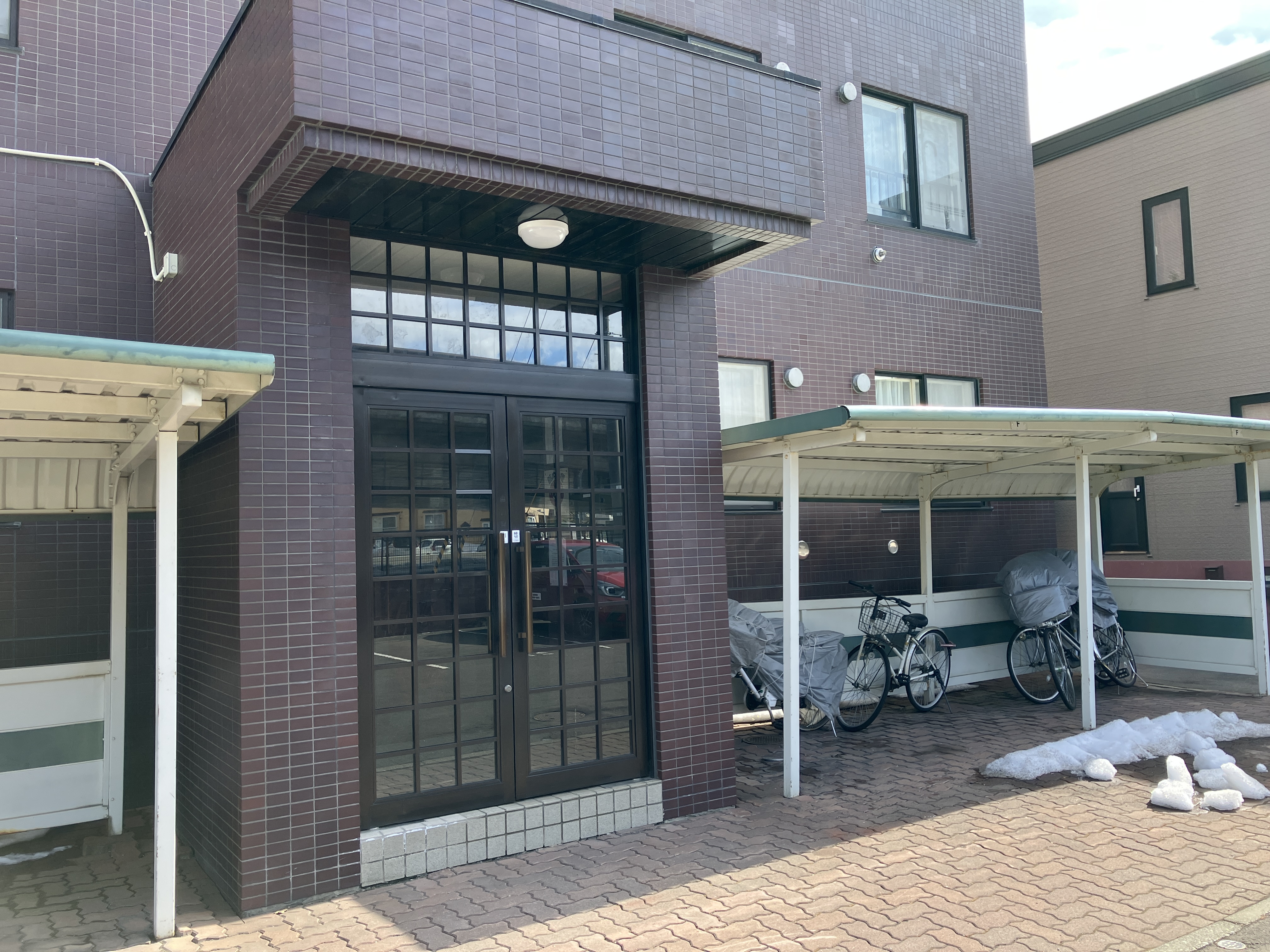 各住戸への向かう入口です。TVモニター付きのオートロック完備です。