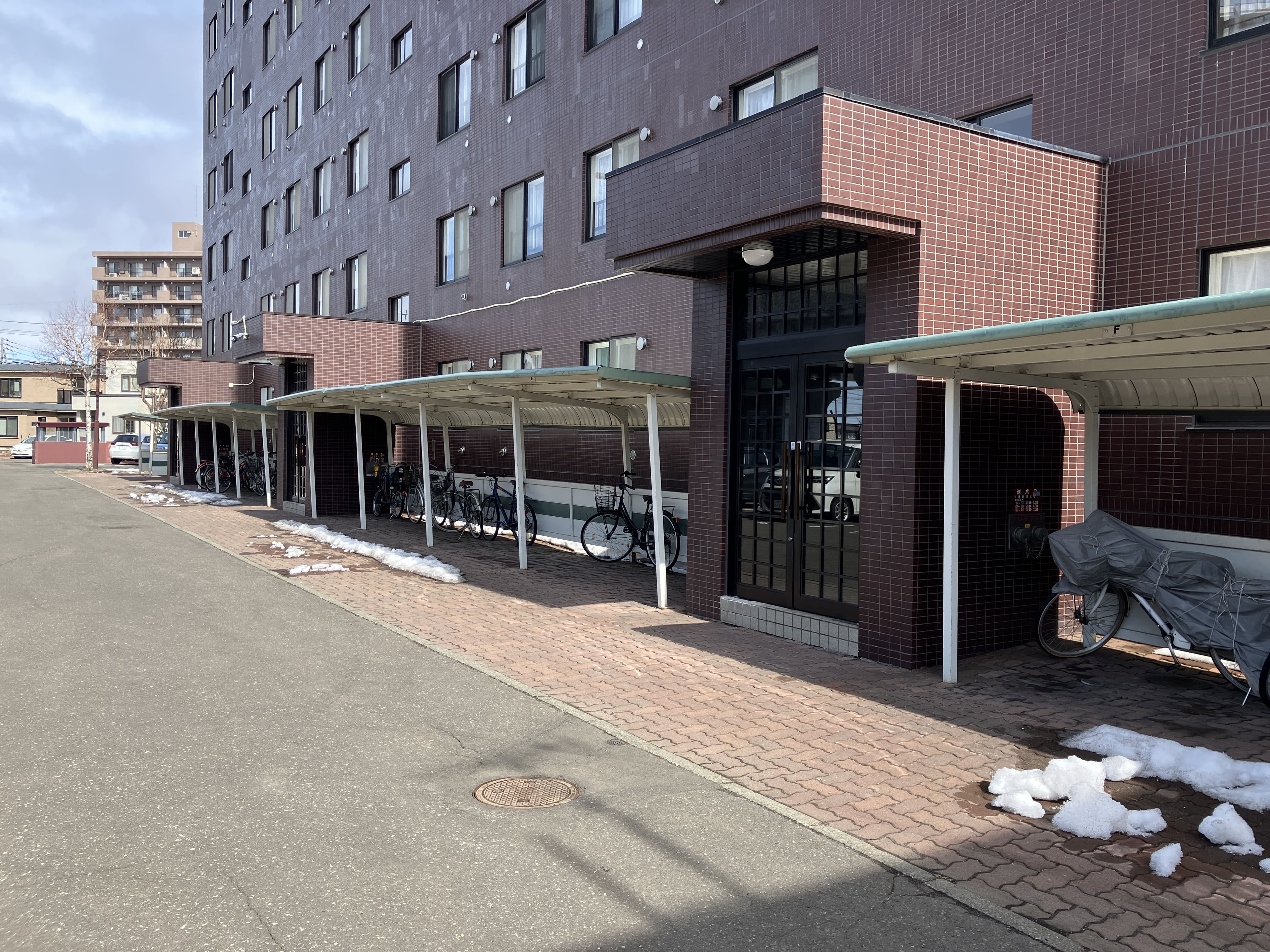 各エントランスの両隣には屋根付き駐輪場が設置されています。
