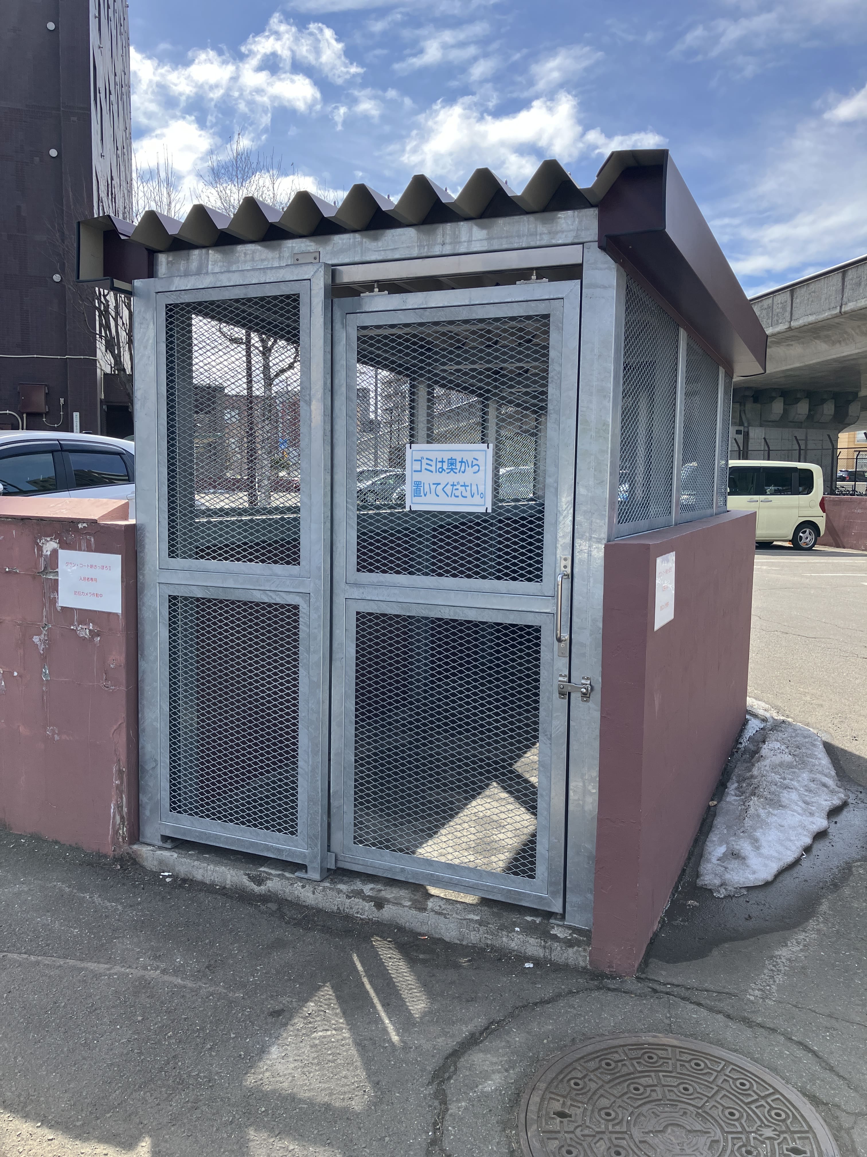 マンションのごみステーションです。札幌市の回収日に合わせてゴミ出しが可能です。