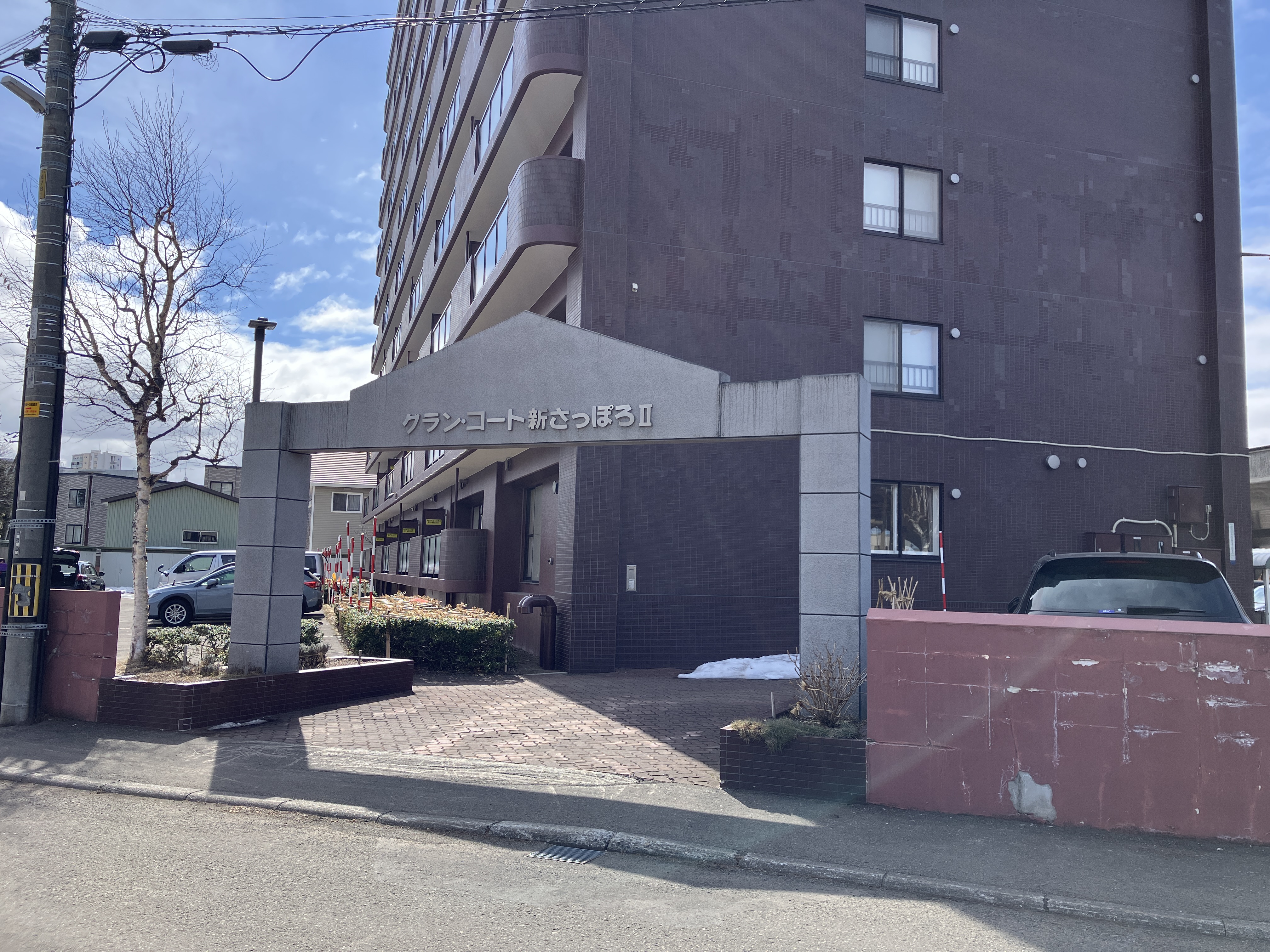 マンションのメインゲートです。右側はエントランスへの入り口、左側はトランクルーム（外置）です。