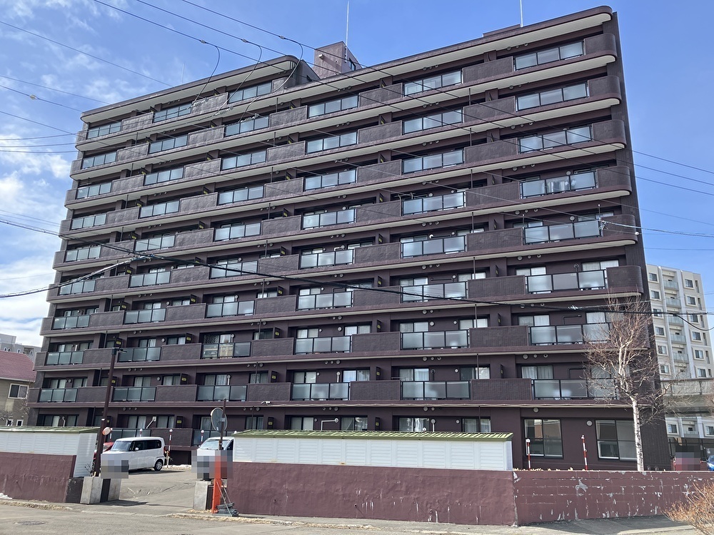 南東側からの外観写真です。南東側には風の子公園があり高い建物は建っていないため、陽当たり良好です。