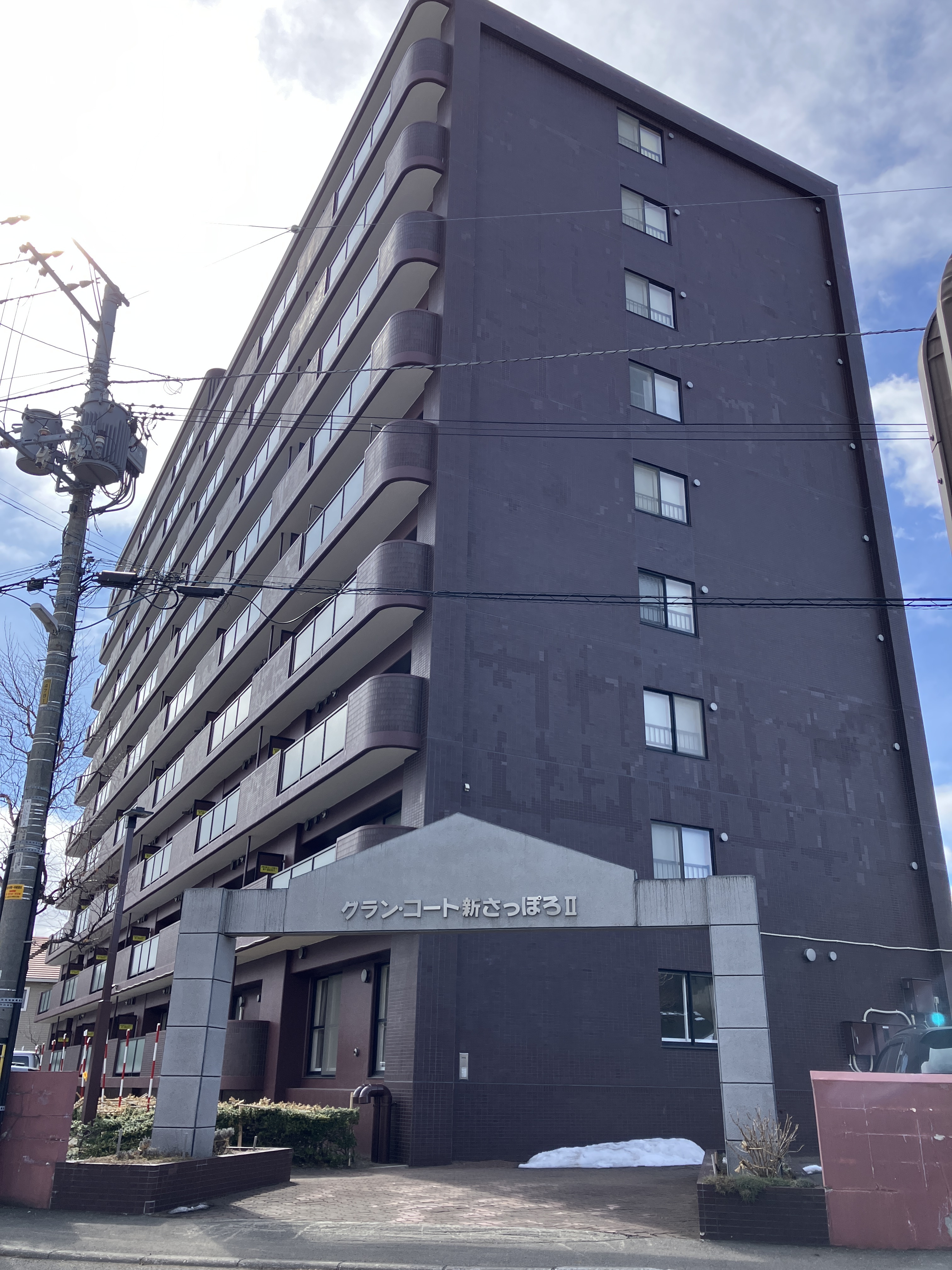 10階建て2階部分。JR函館本線「厚別」駅徒歩7分、JR千歳線「新札幌」駅徒歩13分の立地です。