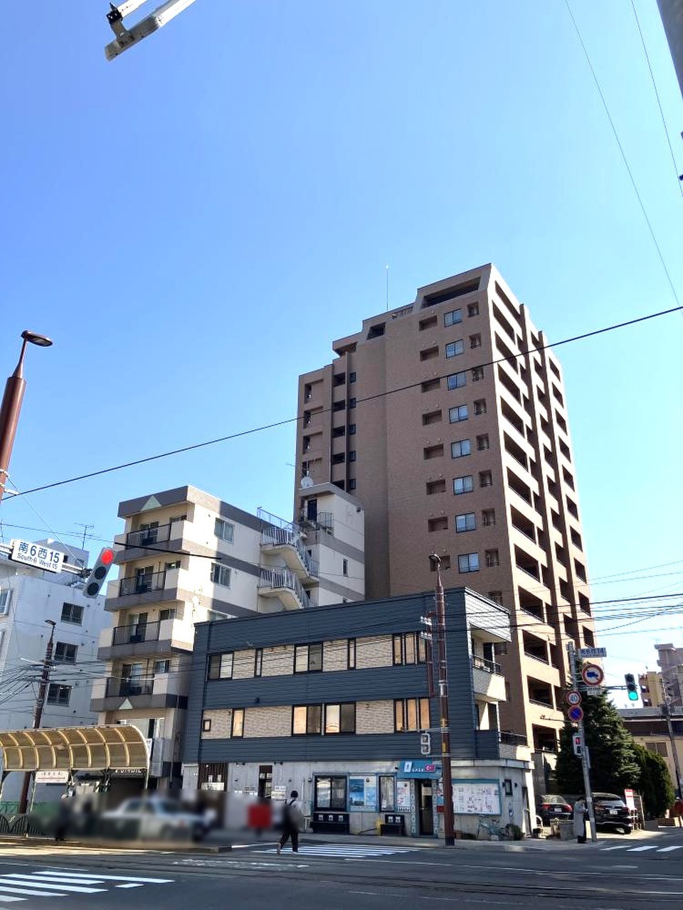 後方に見える茶色い建物が当物件です。札幌市電「西線6条」停まで徒歩1分とすぐの距離にあります