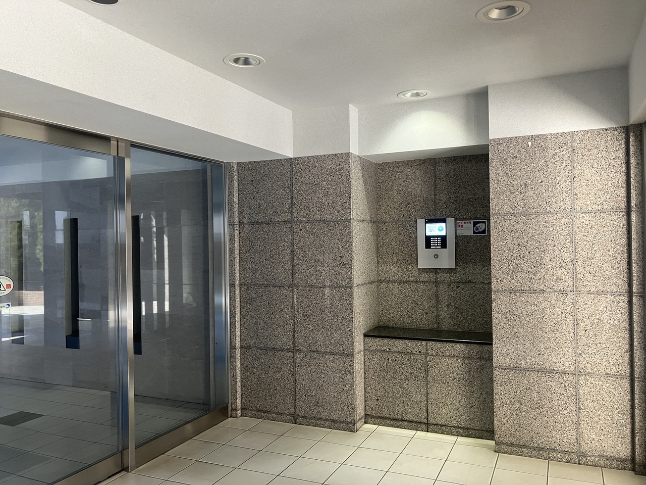 安心のオートロック完備です