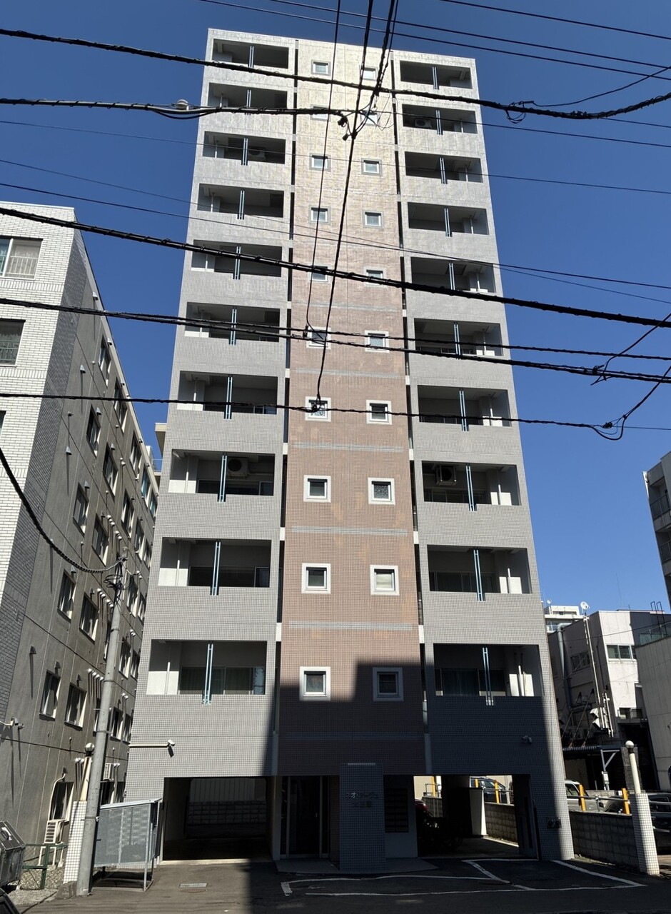 札幌市営地下鉄東西線「西18丁目」駅まで徒歩2分、南、西、北向きの三方角部屋です