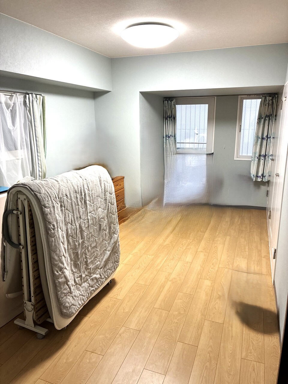 約8.2帖洋室。こちらのお部屋も二面採光となっています