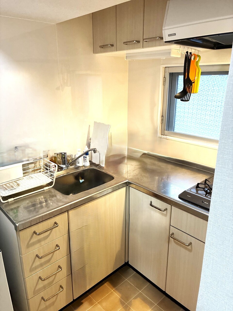 窓のあるL字型のキッチン