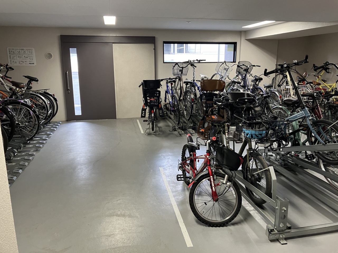 屋内駐輪場（現在空きはありません）
