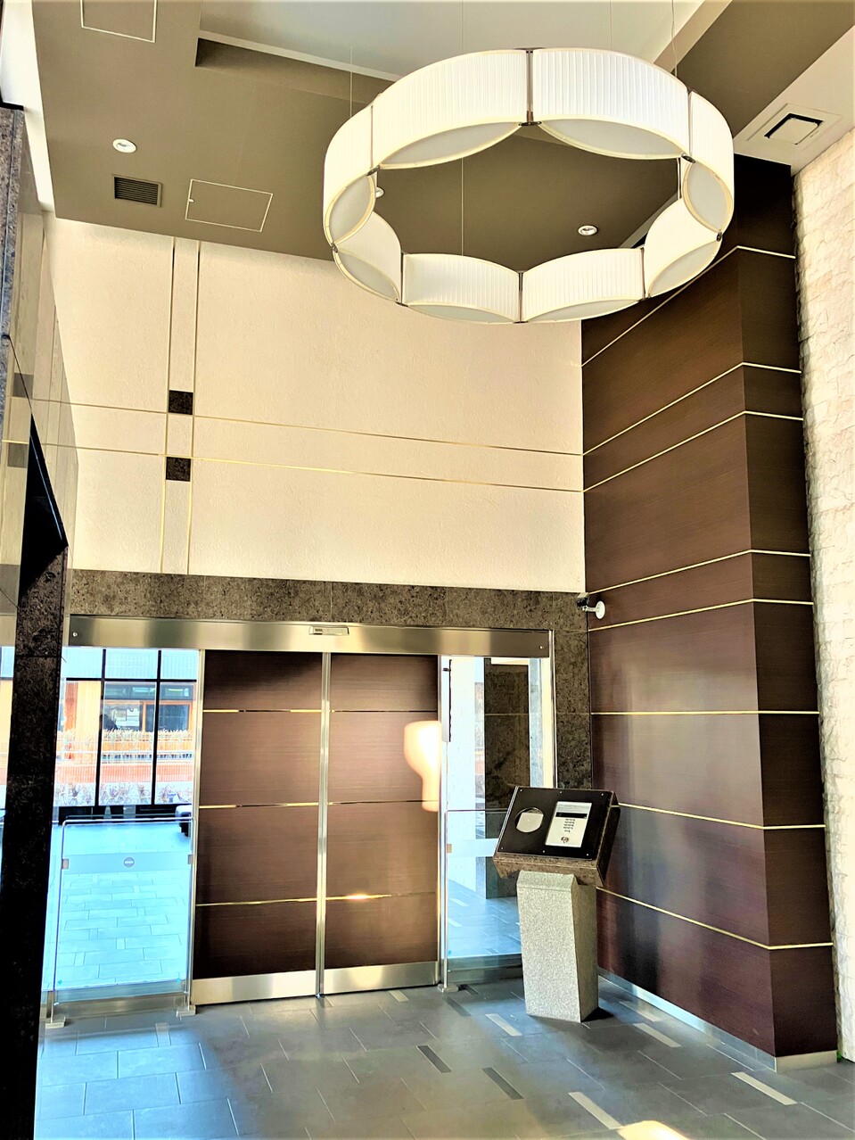 天井の高い開放感のあるエントランス。安心のオートロックシステムです