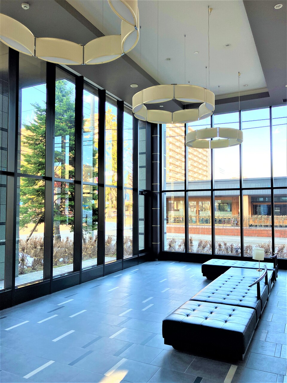 オートロック内にはロビーが2か所あります。こちらはオートロックから入ってすぐの場所にあります