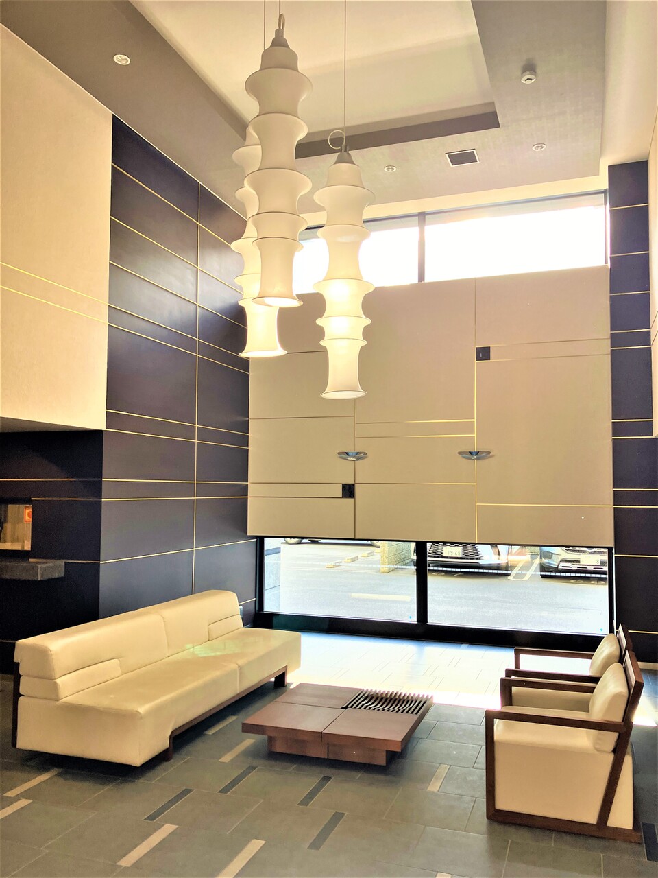 こちらはオートロック内、管理室の前にあるロビーです