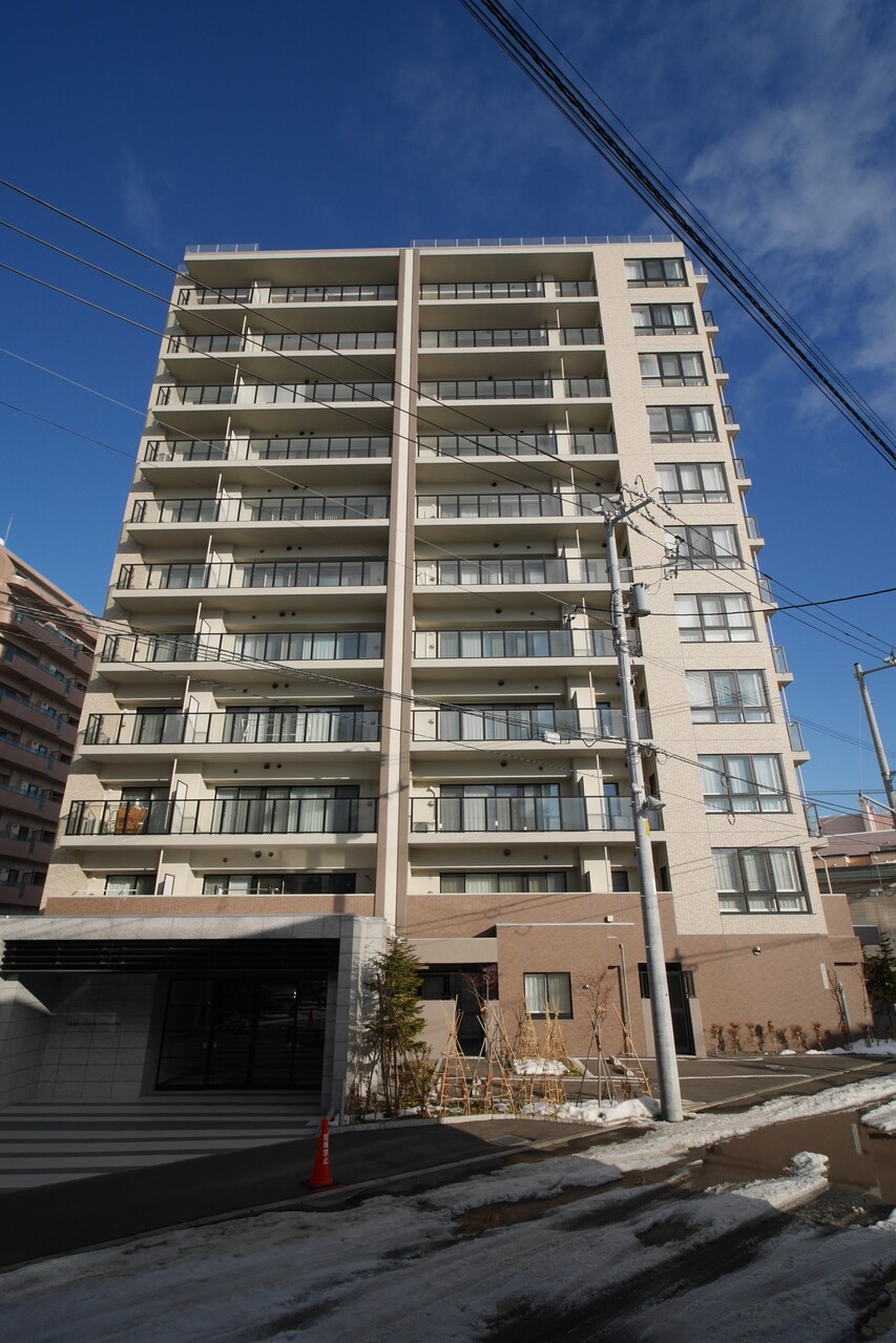 2020年2月築！地下鉄東豊線「福住」駅徒歩7分、閑静な住宅街に佇む洗練された外観のマンションです♪