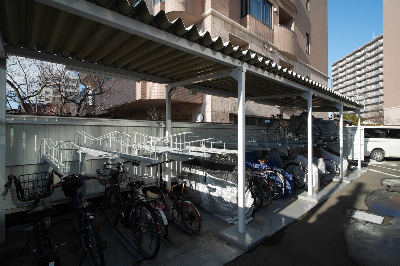 屋根付きのラック式自転車置き場