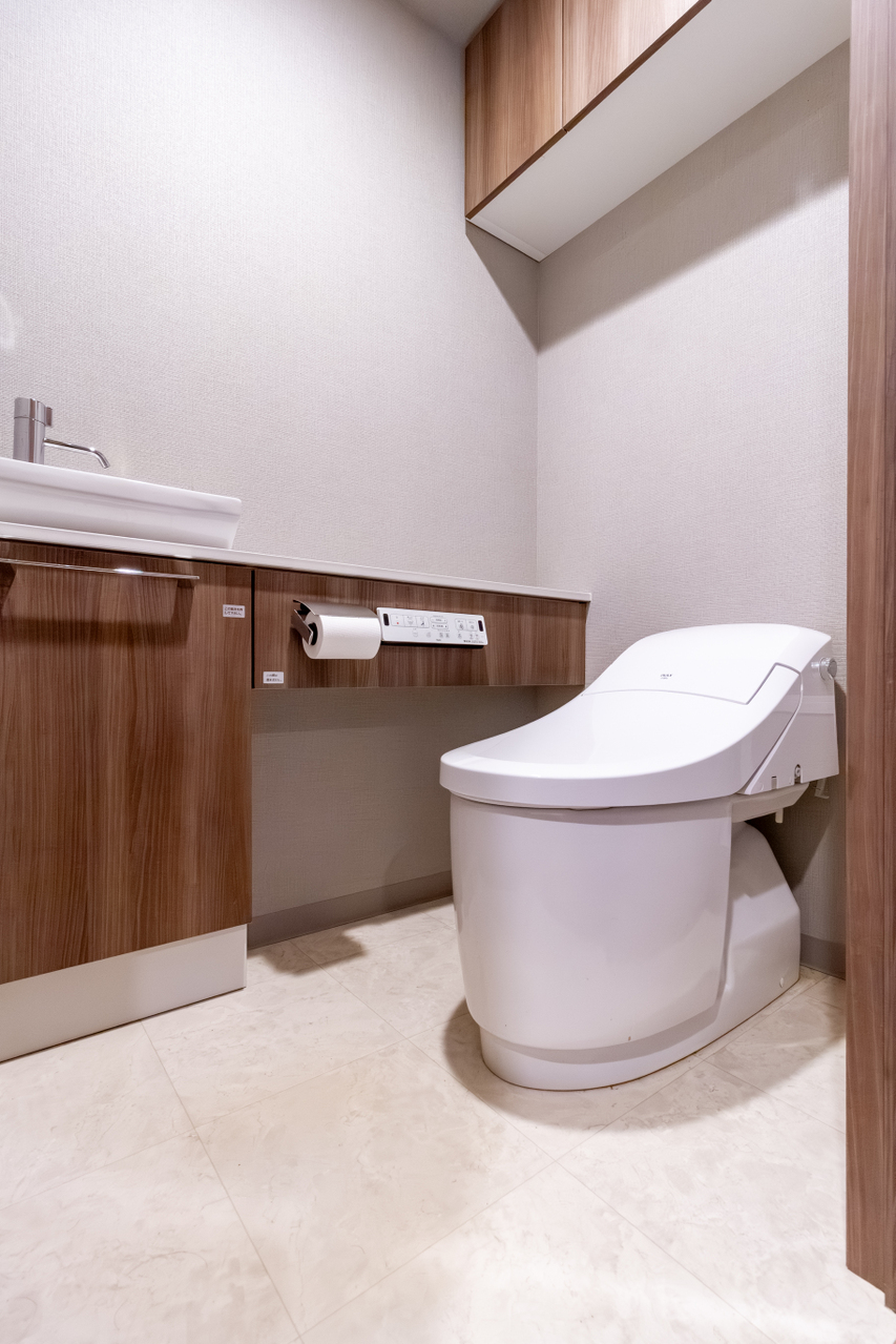 吊戸棚式の上部物入には消耗品や備品などを収納できます。タンクレスのトイレには手洗いカウンターなどお掃除しやすい機能も搭載。