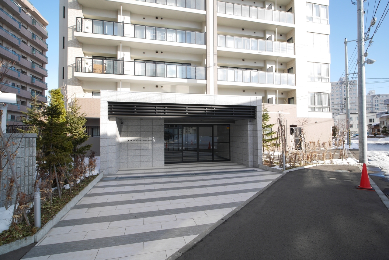 植栽で彩られたエントランスポーチはロードヒーティング敷設で冬も安心です