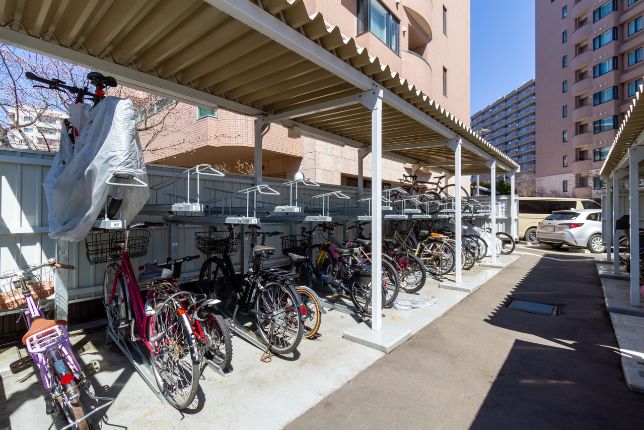屋根付きのラック式自転車置き場（月額使用料は無償です）