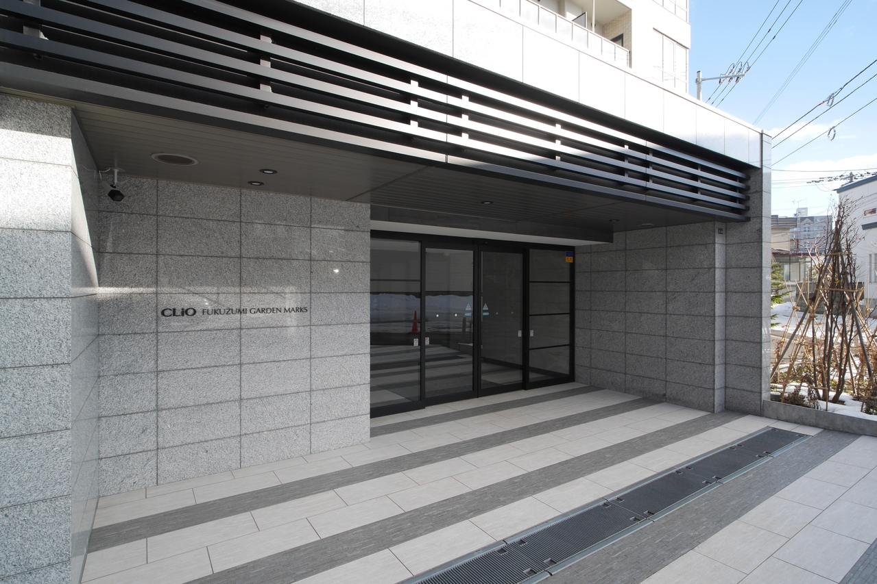 エントランスをはじめ、1階の共用部には18台の防犯カメラが設置されています（エレベーター内2基含む）