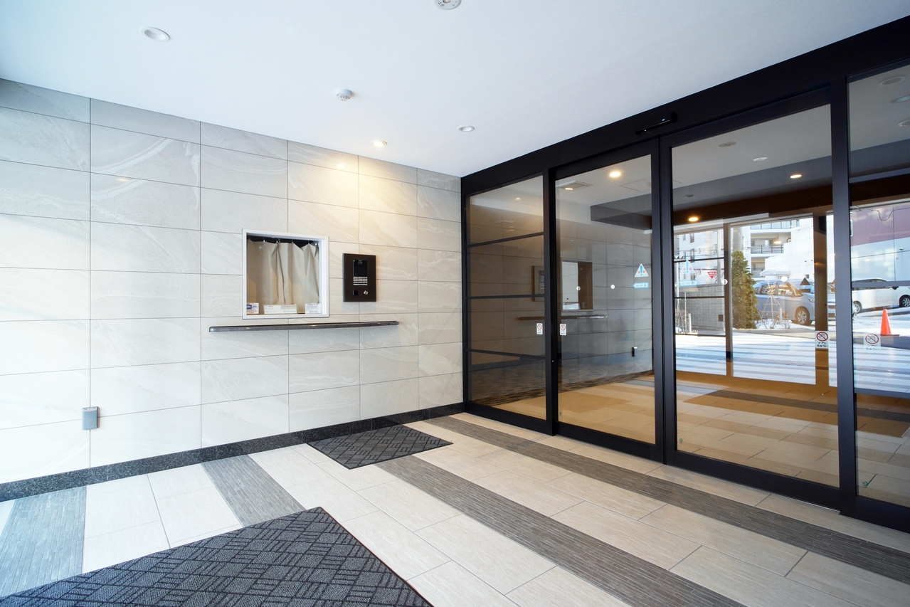 エントランス内には管理事務室があり、こちらの自動ドアはオートロックのドアになっています