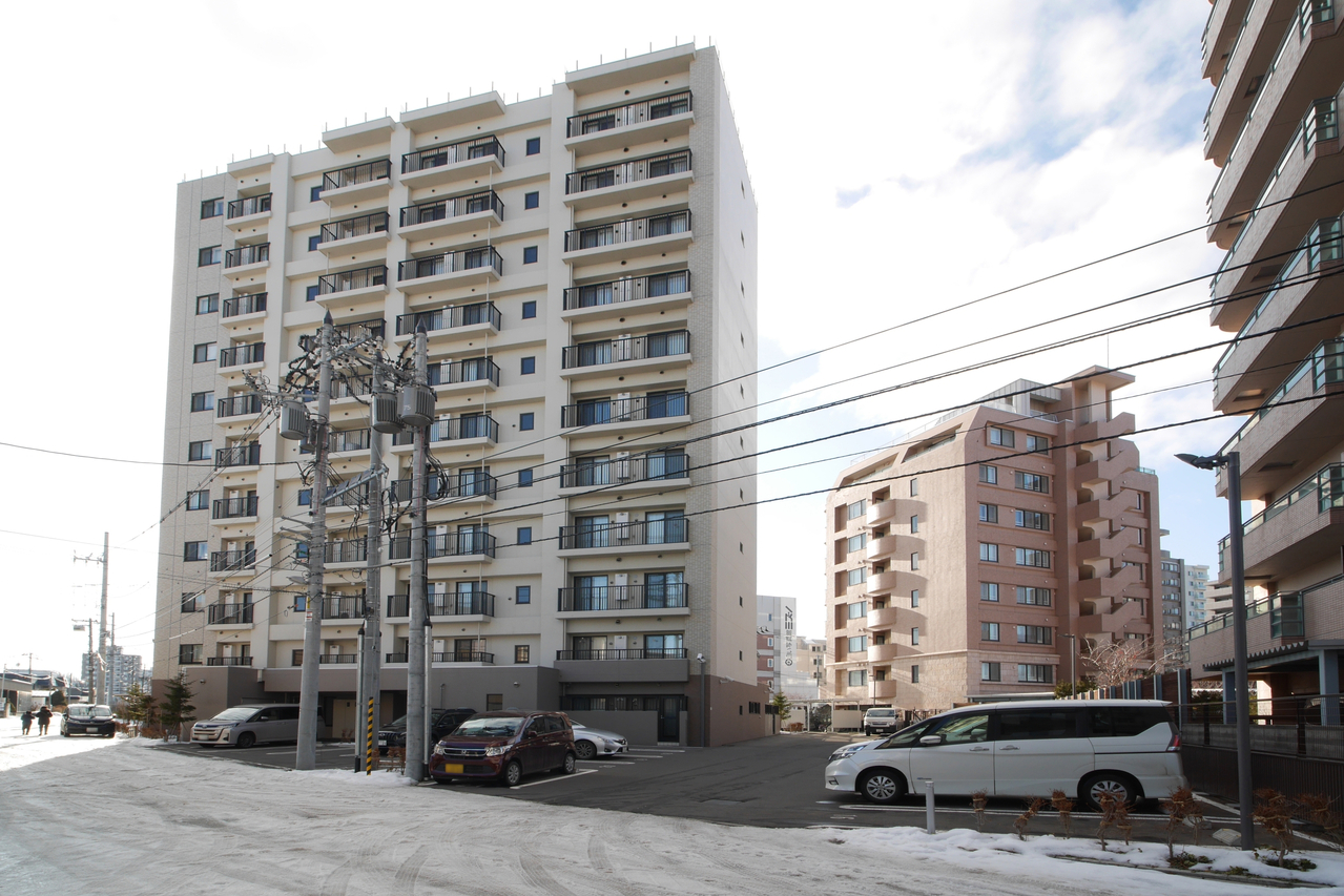 建物東側（駐車場側）からの外観です