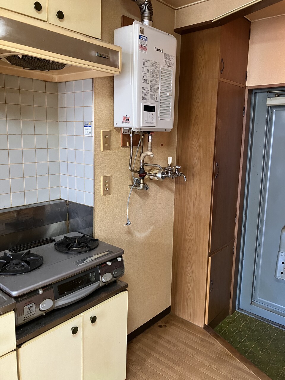 玄関には靴箱があり、靴以外にも季節ものの収納に便利です