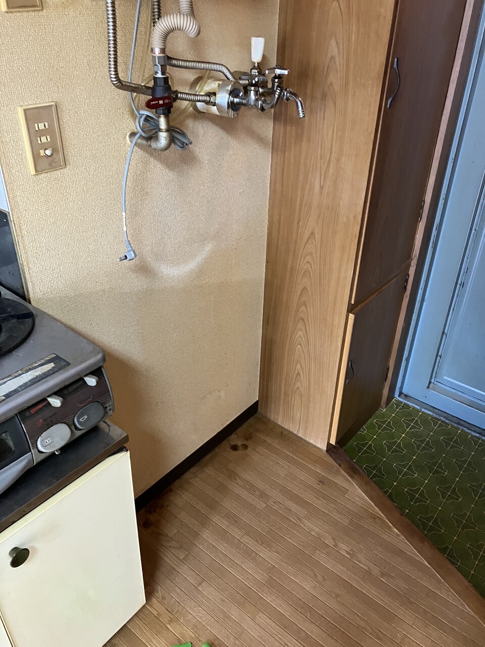 キッチン横には洗濯機用水栓が設置されております