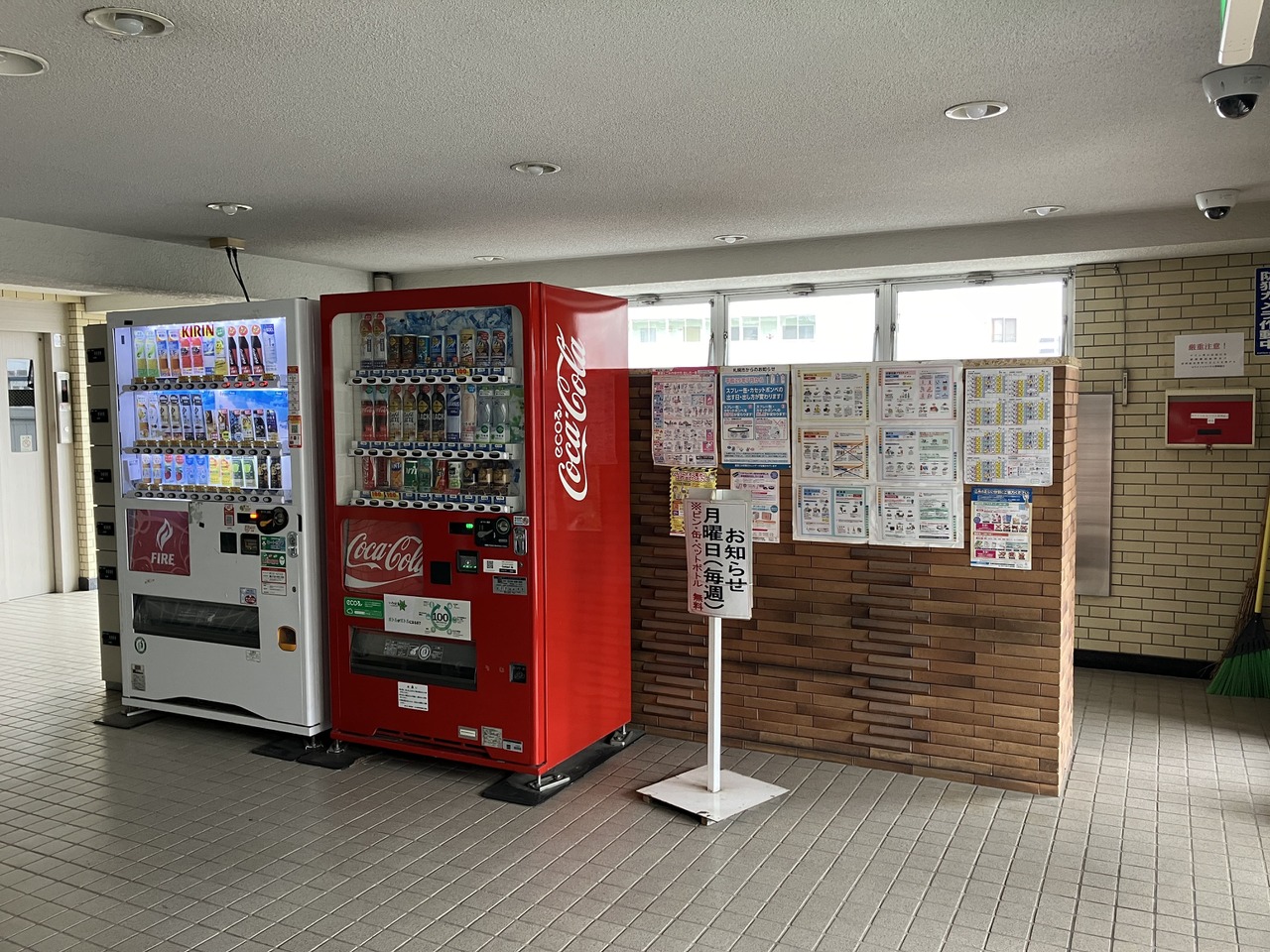 エントランスには自動販売機が設置されております