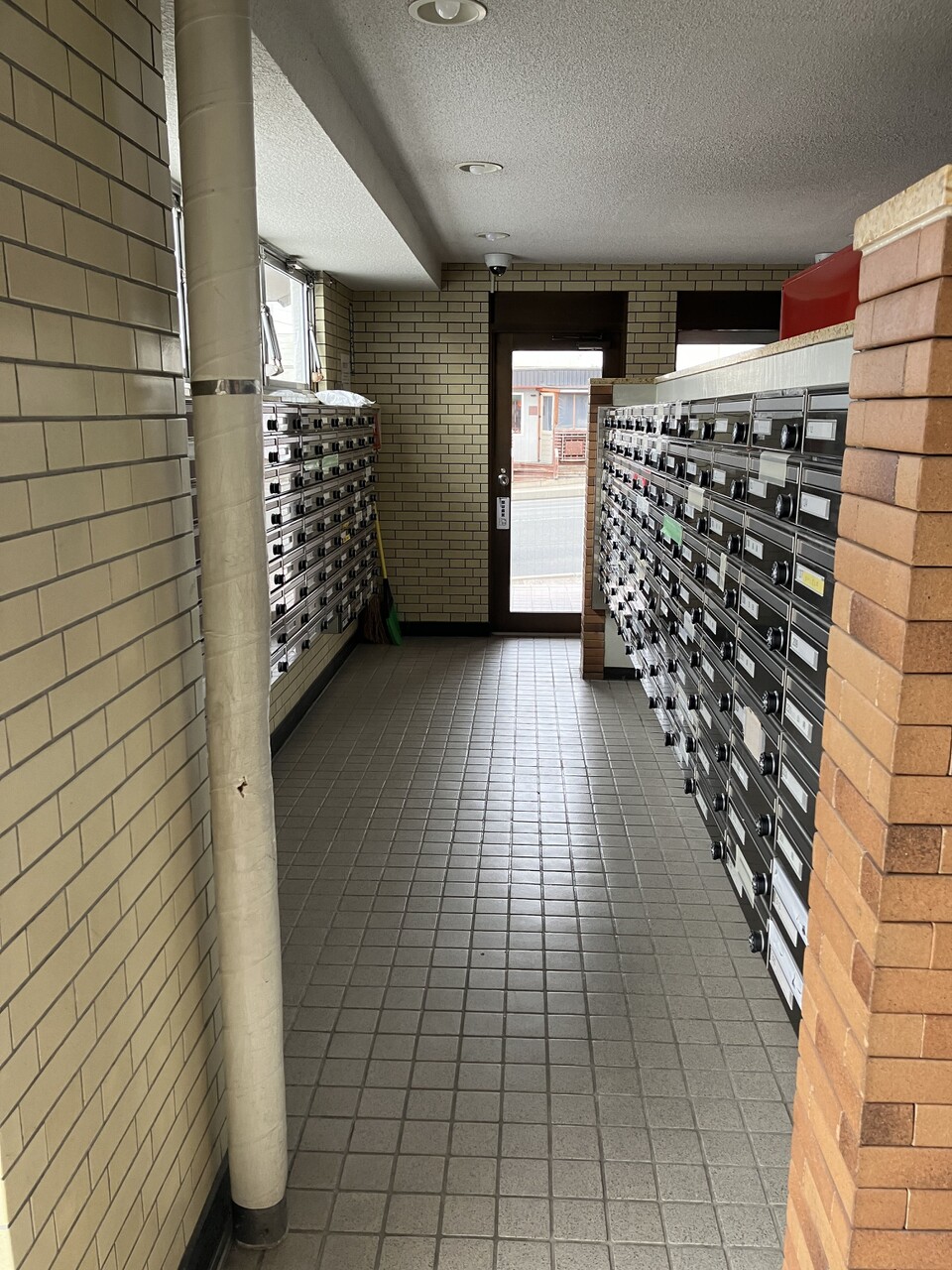 メールボックスは防犯性の高いダイヤル式です